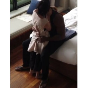 绿帽男的娇小银妻巨型粗壮黑人2V4G福利，百度云资源等你来体验