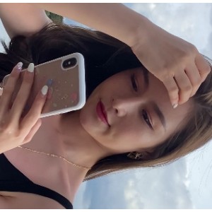 露腿美女紧身牛仔裤吊带高挑长腿美女视频，2V高清画质，5.3G超大容量，百度云限时放送！