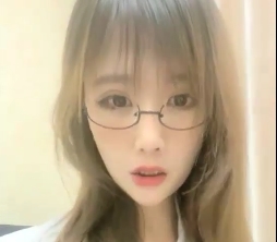 「御姐眼镜娘放飞自我，百度云直播诱惑大罩杯出水，限时350M！」