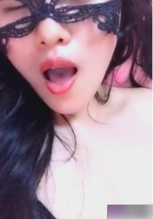 《独具魅力》：成熟女主播展现高傲女王范