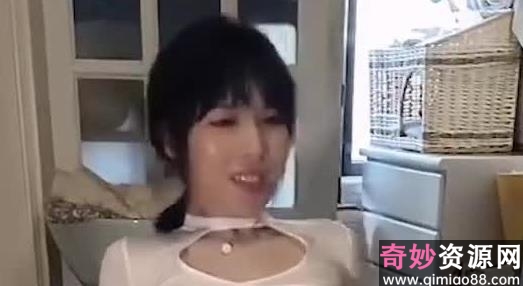 直男惊喜！与女友共享奇妙时刻，客厅变成了私密天堂