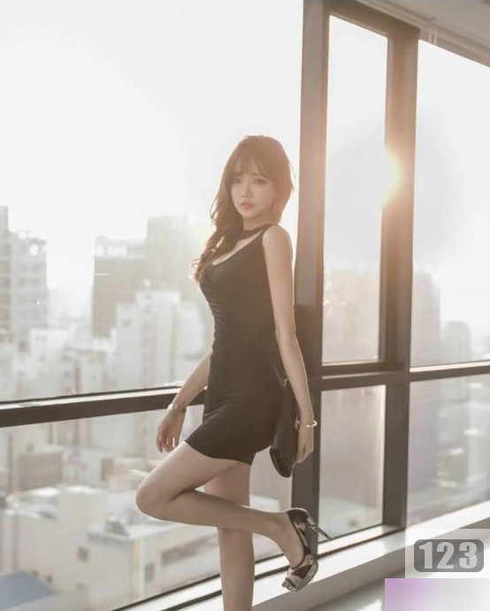 “学生型美少女夏花花的私密自拍合集”