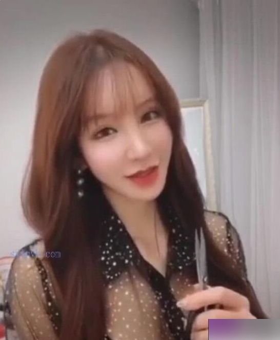 周于希的私密自拍作品，让你领略秀人模特的魅力！