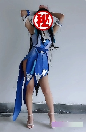 浮力姬的二次元盛宴：小余与小玉儿的精彩Cosplay散播