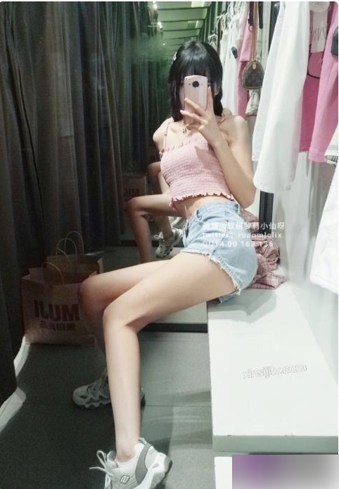 推特软萌妹子小仙首发作品，让你尽情在试衣间中畅享！