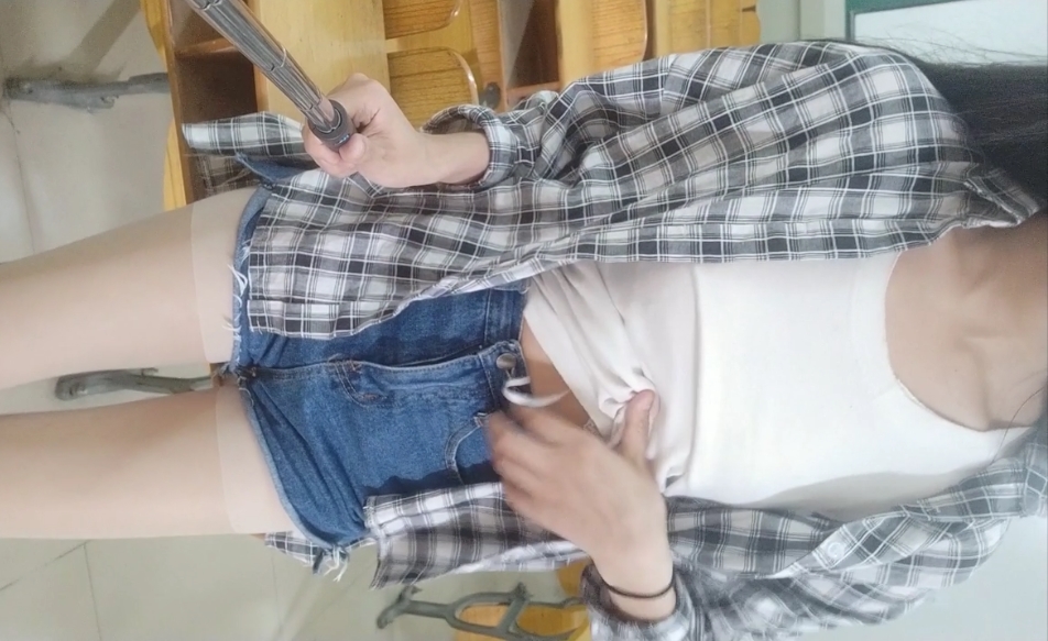 肉丝美腿学生妹在学校大教室自拍揉揉抠动百度盘