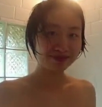 留学生男友的身高175cm，有着修长的腿。他在外国留学期间，购买了一款106M像素的2V相机，并将拍摄的照片存储在百度云上。