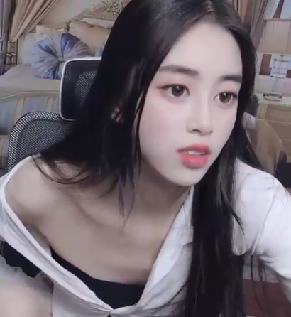 超白女大学生拥有大长腿，出水小天后，13V和6.18G资源在百度盘上