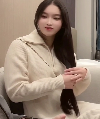 网红脸精选:水润多汁的蜜桃色胖臀学妹,适合约会前的兼职边缘体验