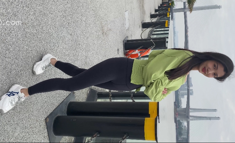 美女穿黑色紧身裤展示完美长腿和翘臀，视频分享，百度云资源