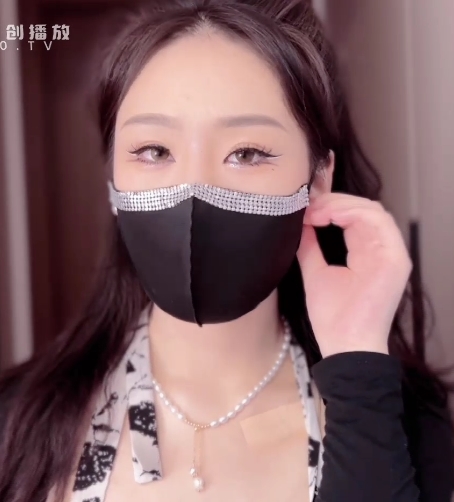 窈窕身材和大长腿的车模女神淑怡的1V+1.5G照片在百度盘上转载搬运