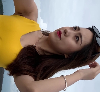 美女穿着紧身裤展示翘臀的4V视频（10.64G）