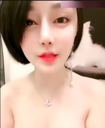 美女網紅黑絲短發氣質自拍照合集