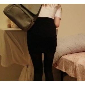 少女偷偷闯入米老头的内室，睡觉时被发现