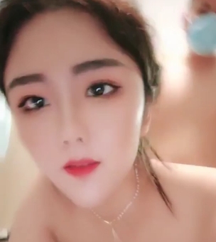 免费自行打包的大罩杯网红粉丝互动视频1v636m(百度云)