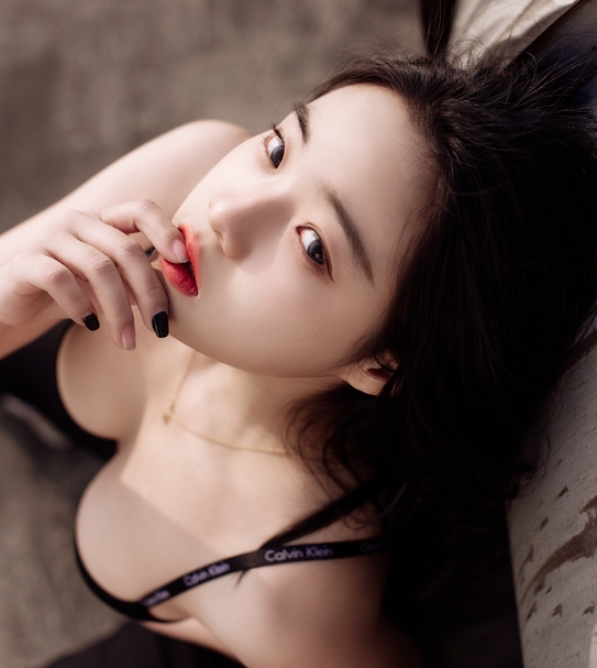 女性身材精选艺术照片，完美展示于天台，大师级摄影作品