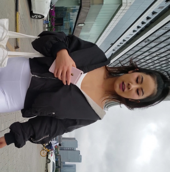 美女穿吊带紧身裤展示完美胖臀