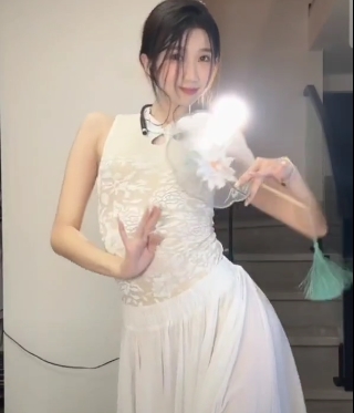 美女主播抖音神通擦边漏奶视频