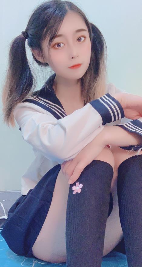 粉嫩妹子的私拍丝袜鱼丸