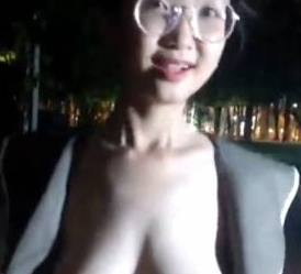 展示美眉晚上的大胆眼镜款式,散步时热辣的胸前软肉展现超反差