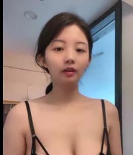 性感女王用鞭子抽打粉丝的项圈，征服了某处无毛美女