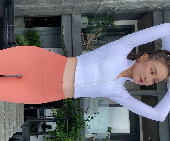 紧身瑜伽裤：美女展示的紧身瑜伽裤胖臀：展示胖臀的美女长腿：美女展示的长腿效果美女视频：美女展示瑜伽裤效果的视频2V：视频质量为2V4.53G：视频文件大小为4.53G百度云：视频存储在百度云上