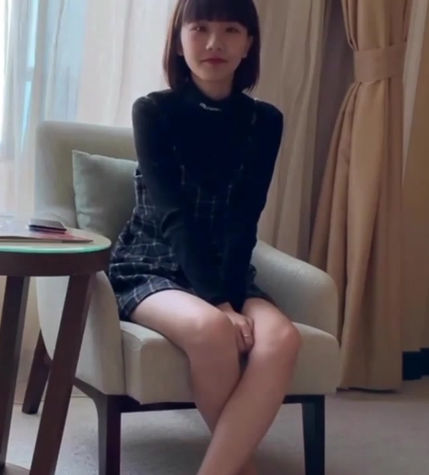 根据分割线中的内容，可能的商品标题为：00后美女大学生沉沦实战富二代男友玩物1v148M百度盘