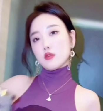 杨晨晨穿着紧身包臀短裙拍摄花絮视频