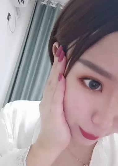 转载搬运：商品可能是一本书籍或者是一个视频资源，可以根据具体内容进行进一步描述。面色潮红：可能是一款化妆品或者是一种健康产品，可以描述为“提亮肤色的面部护理产品”。大罩杯：可能是一款内衣或者泳衣，可以描述为“罩杯尺寸较大的女性内衣”。胖臀：可能是一款塑身产品或者是一种健身器材，可以描述为“帮助塑造臀部曲线的健身产品”。花样：可能是一款手工艺品或者是一种装饰品，可以描述为“多种花样可选的装饰品”。无