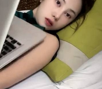 抖音美女主播床上湿身直播，展示诱惑表情，放飞自我