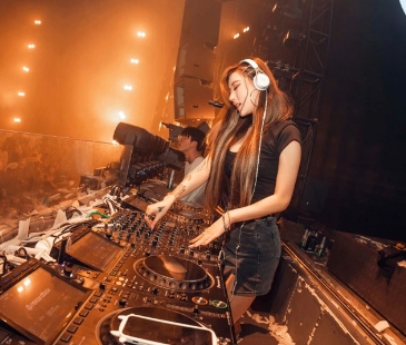 成都DJ女神艾米的漂亮馒头视频