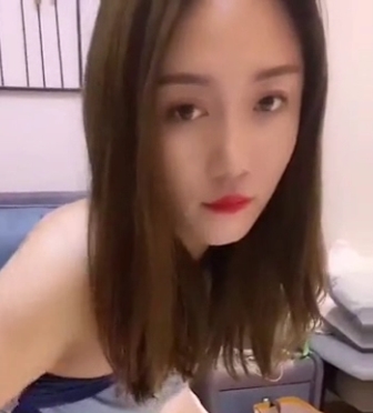 免费互动1v315m百度云：小语自行打包服装丝袜诱惑