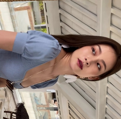 热裤美女视频，白嫩大长腿，高清2V，容量5.42G，百度云下载