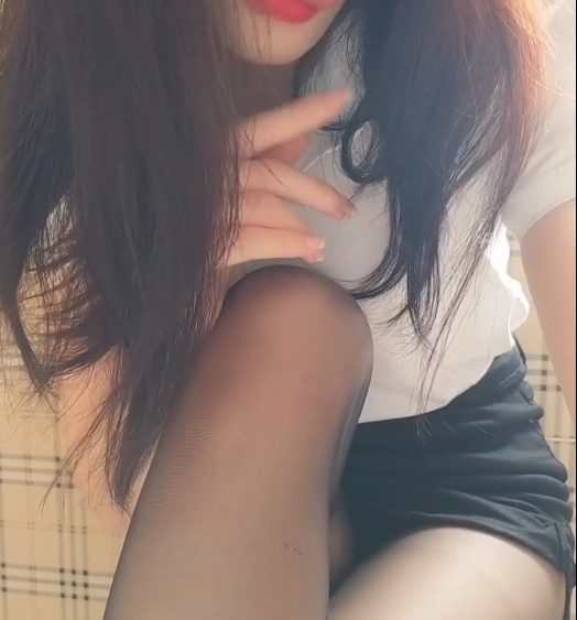 妖怪桃桃子：迷人的妖怪桃桃子角色扮演服装，黑丝教师：性感的黑丝教师服装，7三人游：适合七人游玩的旅游产品，2V：高清画质的视频播放设备，198MB：大容量的存储设备，百度网：百度搜索引擎网站。