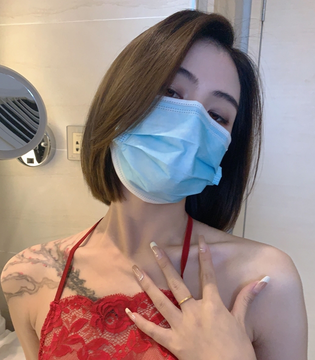 晶莹剔透的水花展示在抖音上的00后搬运视频