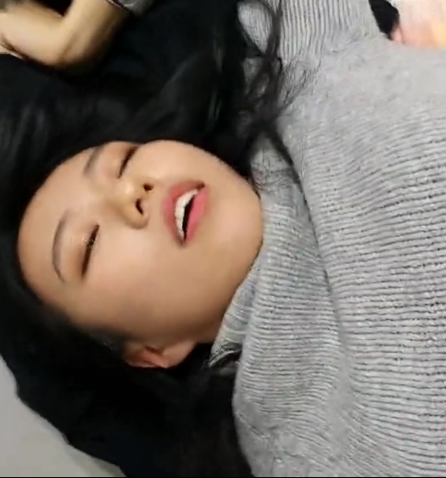 长发文静妹子与男友在宿舍打粑粑啪,2V镜头下的302m视频,百度盘分享