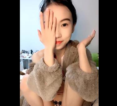 清纯女神推特上委屈哭了，喝了一杯生椰拿铁