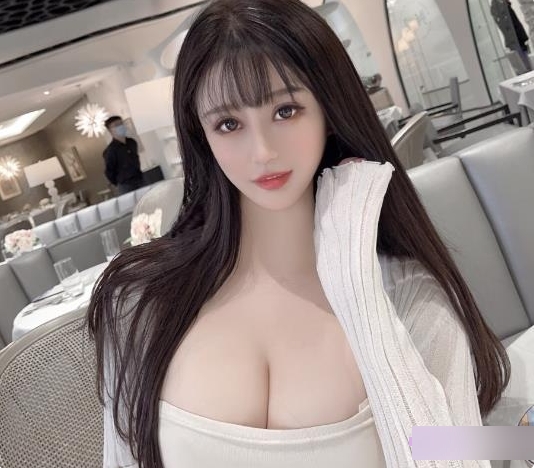 奇妙独家九头身风烧renqi长腿胸前软肉翘臀网红小鹿迷人的九头身网红，长腿小鹿展示翘臀和胸前软肉