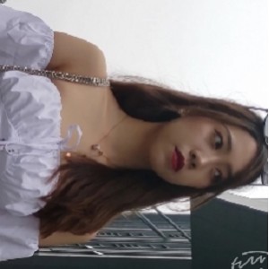 美女穿着牛仔短裙展示迷人美腿的高跟鞋视频，高清画质，文件大小为11.39G，可通过百度云下载。