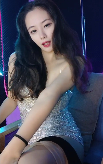 某处钢管舞视频分享：风情万种诱人，不明液体泼洒，百度盘下载