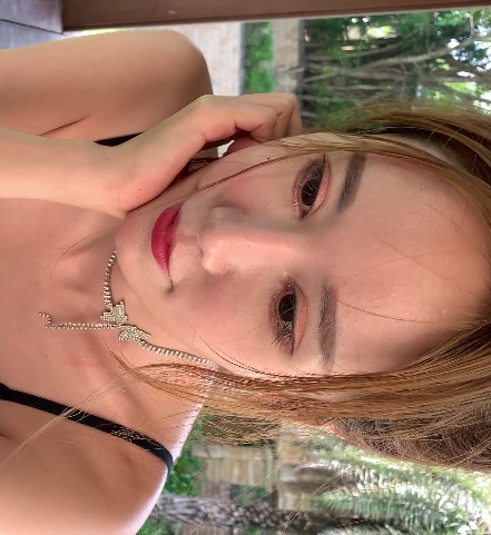 性感吊带牛仔裤美女视频