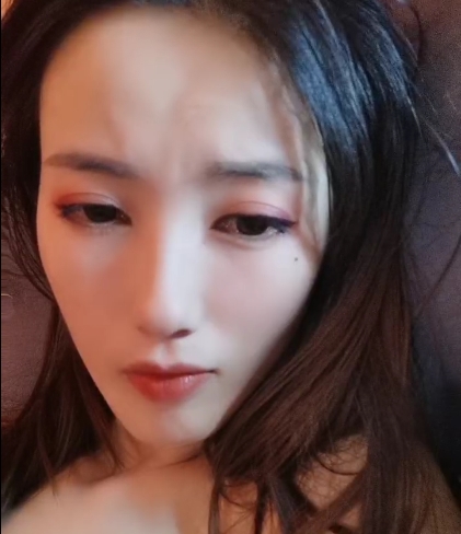 美臀女神展示大长腿,穿着性感网袜,给力的美妙境界,神秘的不明液体