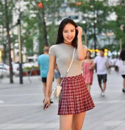 推特女王展现出了令人瞩目的腿腿，散发着迷人的光芒，让人无法抗拒。这款虐待系列的捆绑作品堪称佳作。