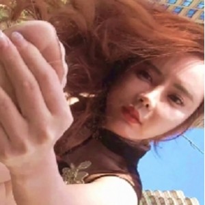 丰满美女穿着肉丝高跟包臀裙展示长腿的视频