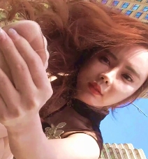 丰满美女穿着肉丝高跟包臀裙展示长腿的视频