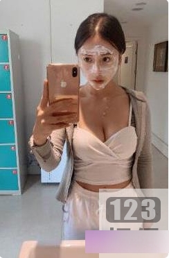 超高颜值的快手女主播于欣柔与她的女友安小希，展现了她们热爱生活的身材和魅力