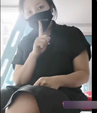 母亲辅导儿子写作业，努力改变命运