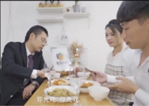 妻子欺骗老公，逼他还贷款，男士戴着D丝眼镜爆发了愤怒，颜值无法挽回。