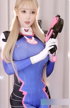 Minana的热舞大合集，包含70部高清视频，女仆身穿黑丝短裙，时长超过3小时+，总大小为16.4G，百度云资源