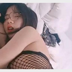 可爱小姐姐穿着诱人的黑丝网袜，展示光滑的yin+bu，调皮的胡子男子拍摄的视频